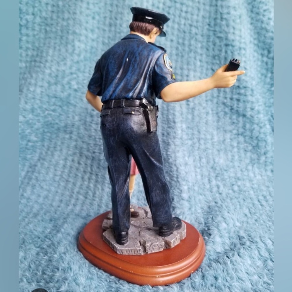 1999 Vanmark Blue Hats of Bravery - A Helping Hand police figurine. - Picture 3 of 8